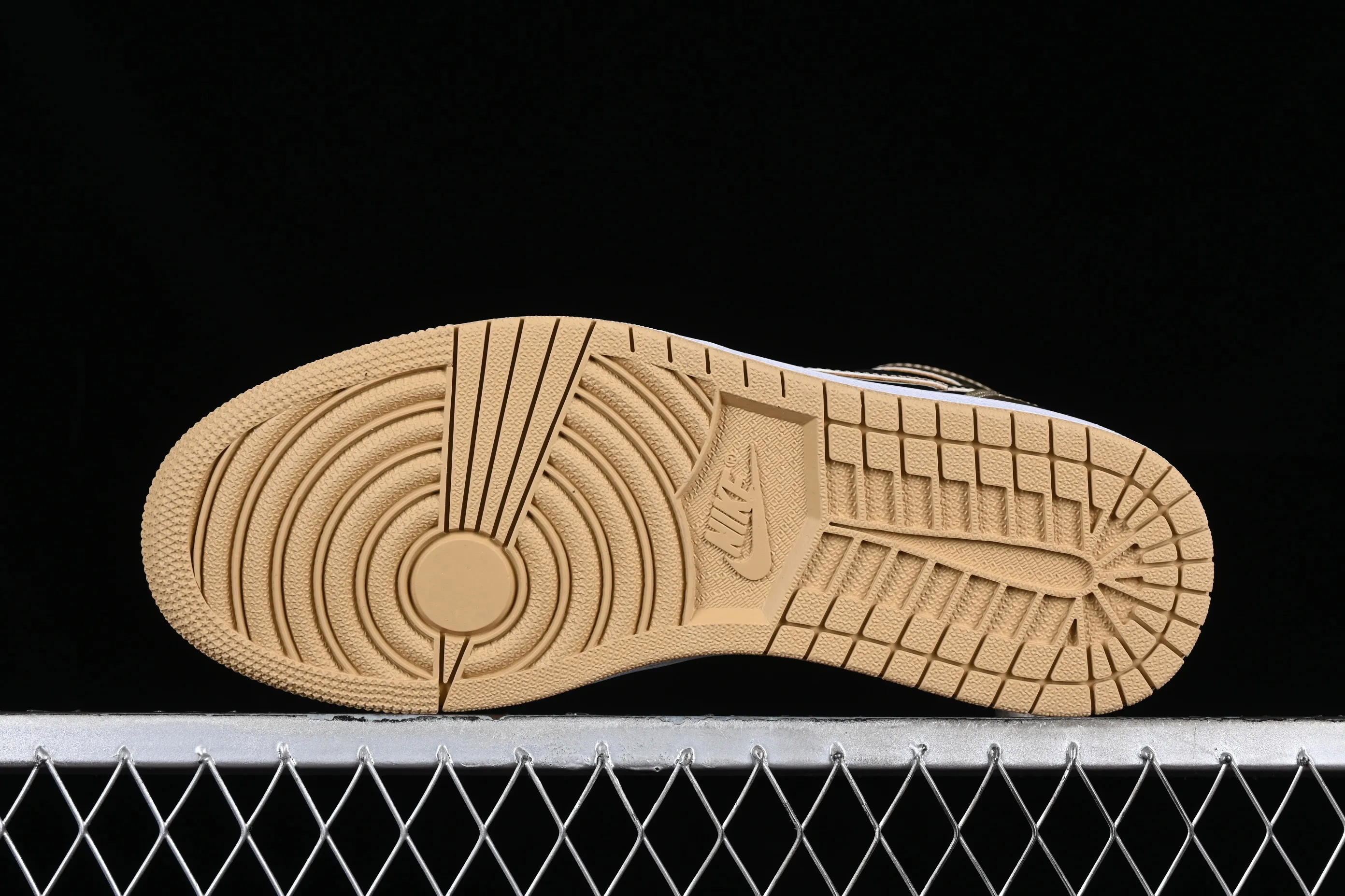 All categories Air Jordan Jordan series basketball shoes Air Jordan 1 High Air Jordan 1 Retro High "ComplexCon" AJ1 Joe 1 Black Gold Mandarin Duck 861428-001